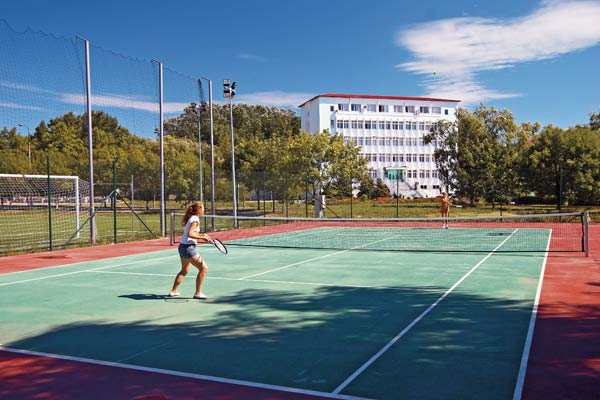 В Новокузнецке готовят к открытию четыре открытых теннисных корта